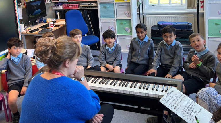 children singing as they play the keyboard