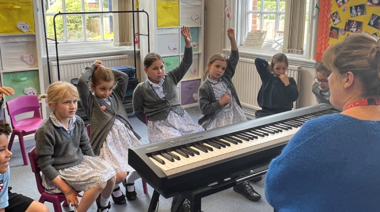 children singing as they play the keyboard